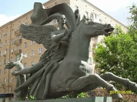 Монументальная композиция с женской фигурой и конём.