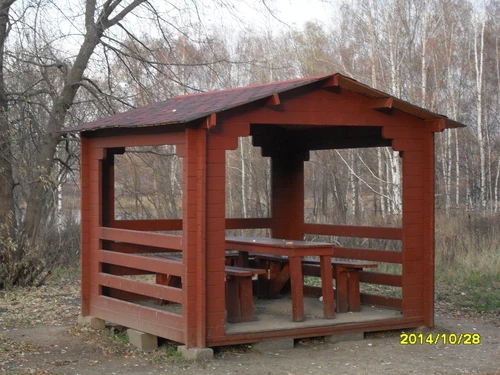 Беседка в осеннем парке в Москве