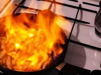 Процесс жарки куриной грудки с эффектным пламенем!