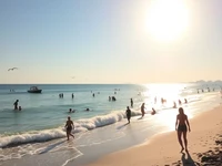 Летний пляж, море, счастливые люди