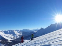 Подъем лыжников на гору