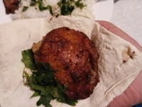 Аппетитное бедро курицы: тепло лаваша и свежесть зелени