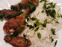 Сочная курочка с рисом, украшенная свежей зеленью