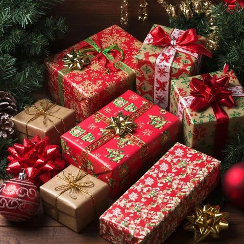 Новогодние подарки под ёлкой