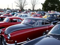 Яркие классические автомобили на парковке