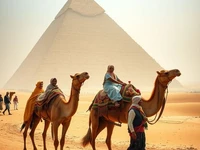 Символы Египта: пирамиды и караван