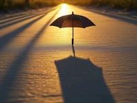 Одинокий зонт на закате